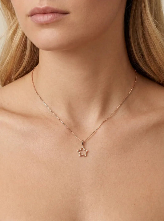 Auksinis gėlės formos pakabukas su cirkoniais