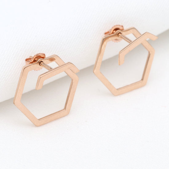 Minimalistiniai geometrinio dizaino auksiniai auskarai