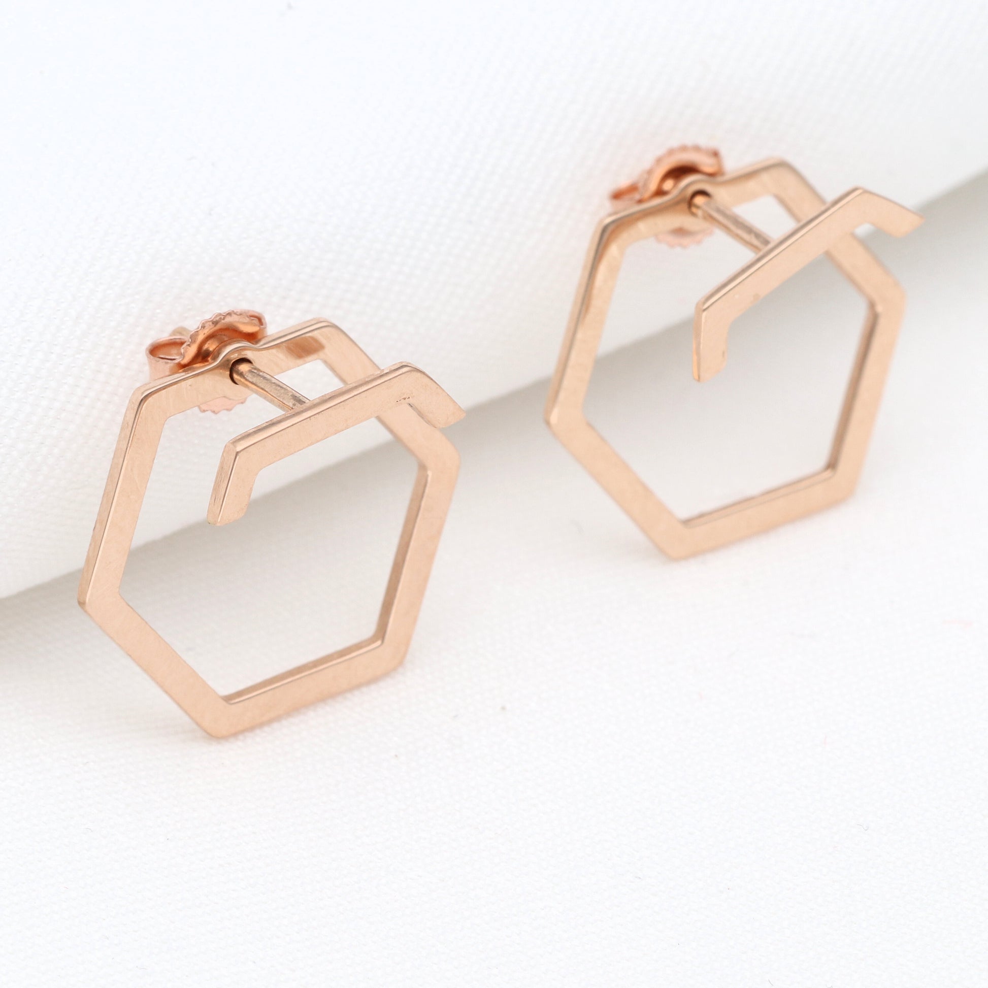 Minimalistiniai geometrinio dizaino auksiniai auskarai