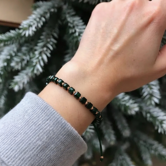 Žalia kubelių apyrankė su auksinėmis detalėmis
