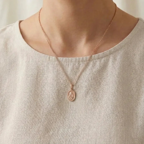 Elegantiškas religinis pakabukas