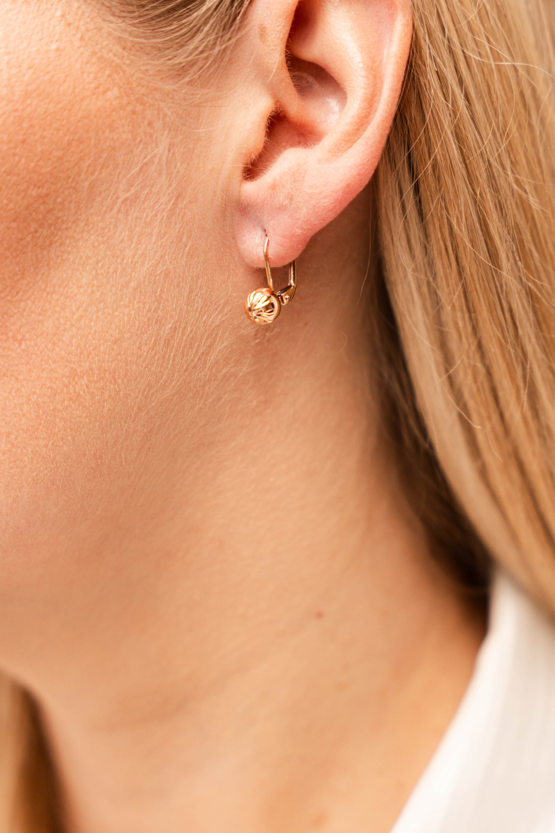 Klasikiniai auksiniai burbulai auskarai niekada neišeina iš mados.