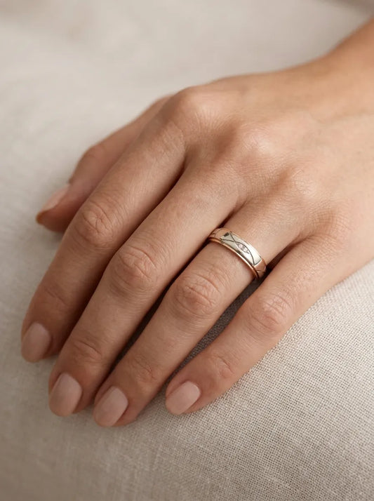 Two-tone wedding rings with graphic pattern, 5 mm