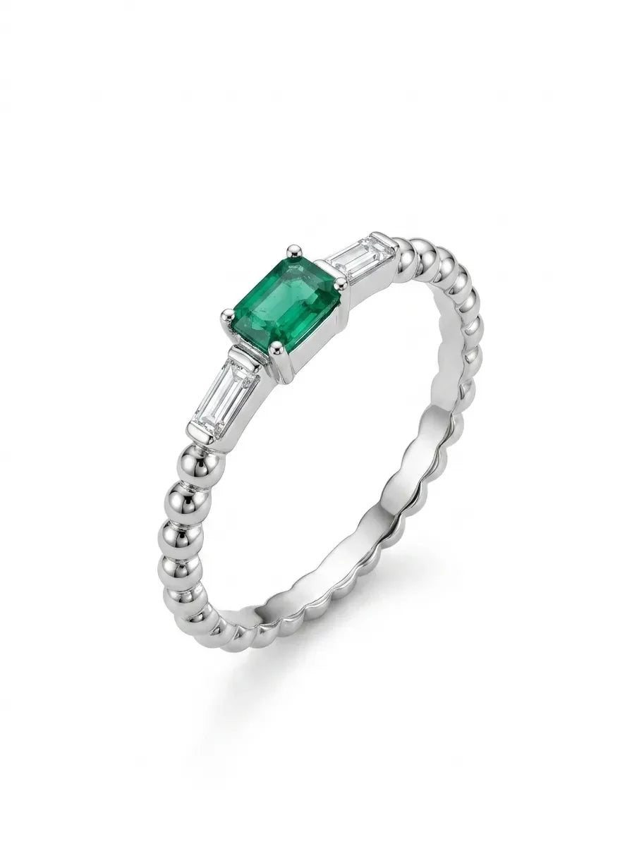 Balto aukso žiedas su stačiakampiu smaragdu ir briliantais