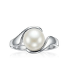 Ring with natural pearl and white gold design