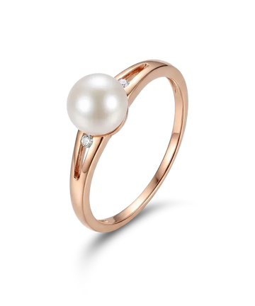 Gold ring with pearl